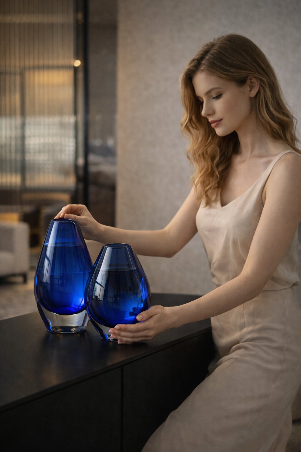 статуэтка в композиции с книгами и декором