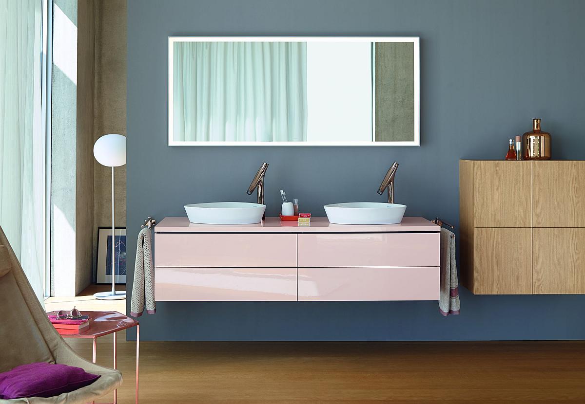 Если ваша ванная комната оформлена в светлых и спокойных тонах, а на стенах царит белый или серый цвет, поставьте сильный мебельный акцент